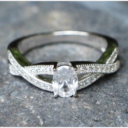 "TARA" Ring med Zirkoner i flere strrelser